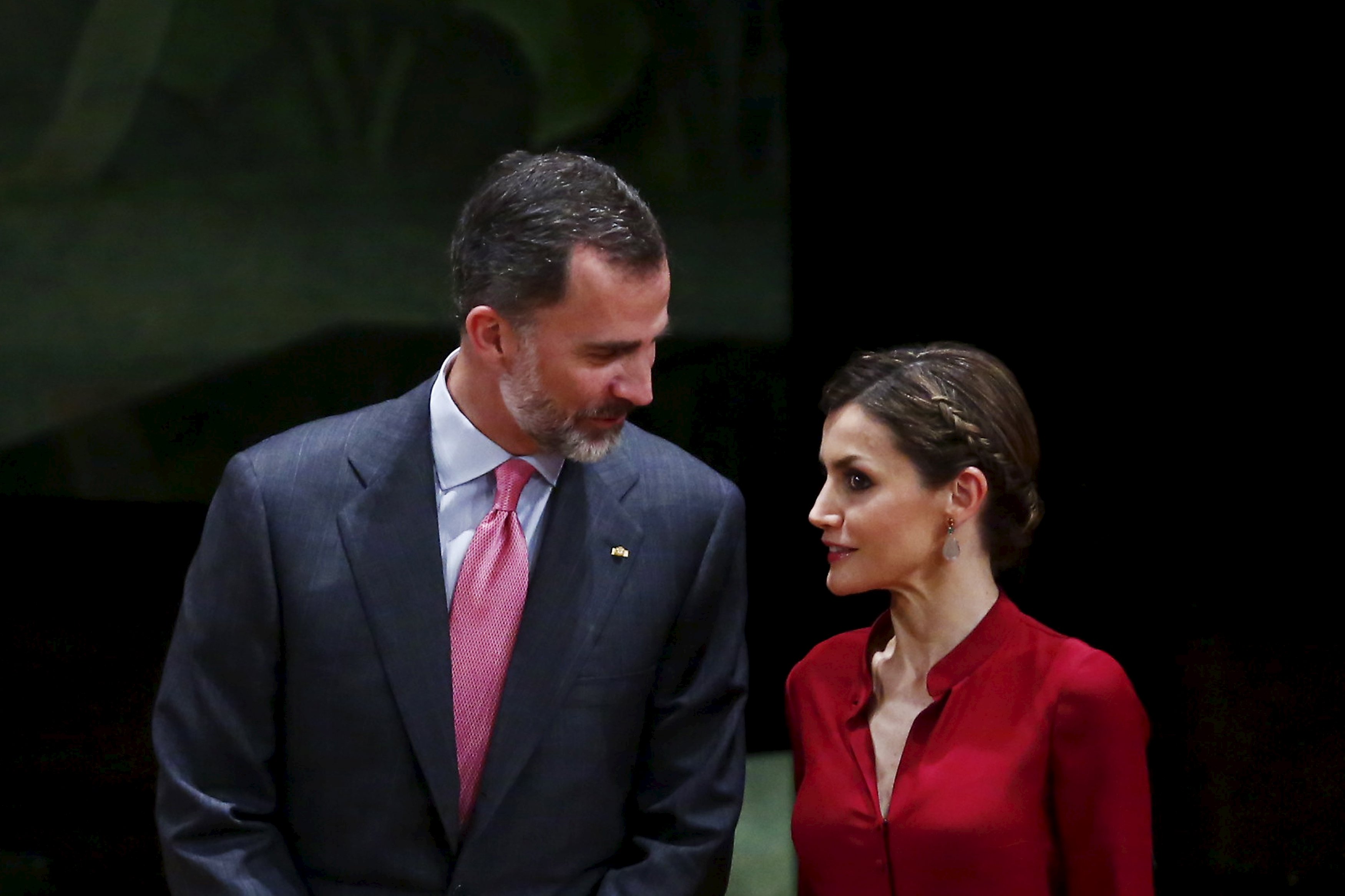 Spain's King Felipe and Queen Letizia speak during the signing of a cooperation agreement between National Autonomous University of Mexico (UNAM), Cervantes Institute and University of Salamanca in Mexico City, June 30, 2015. REUTERS/Edgard Garrido