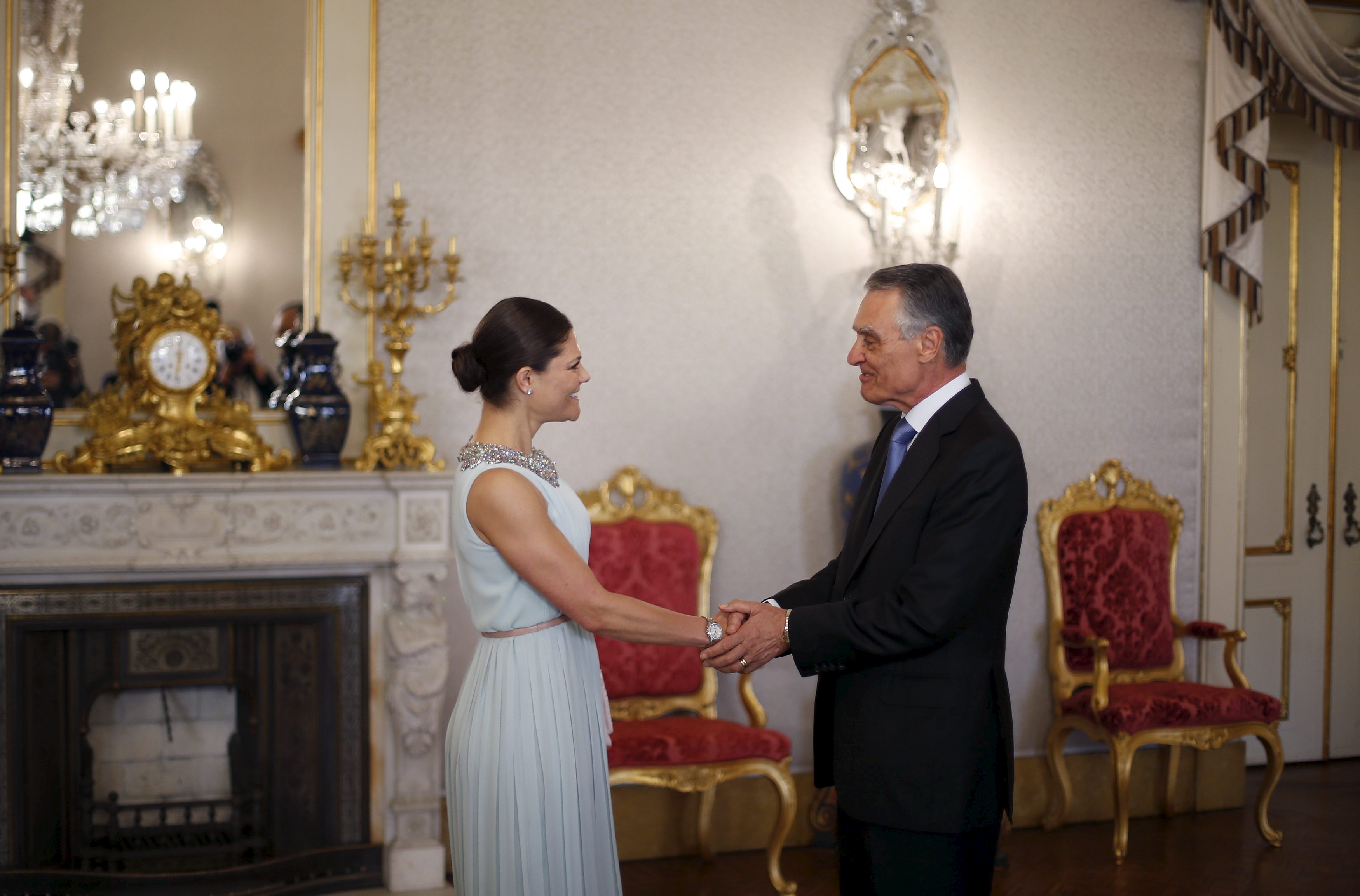 Sweden's Crown Princess Victoria shakes hands with Portugal's President Anibal Cavaco Silva during a meeting at Belem presidential palace in Lisbon, Portugal June 5, 2015. REUTERS/Rafael Marchante