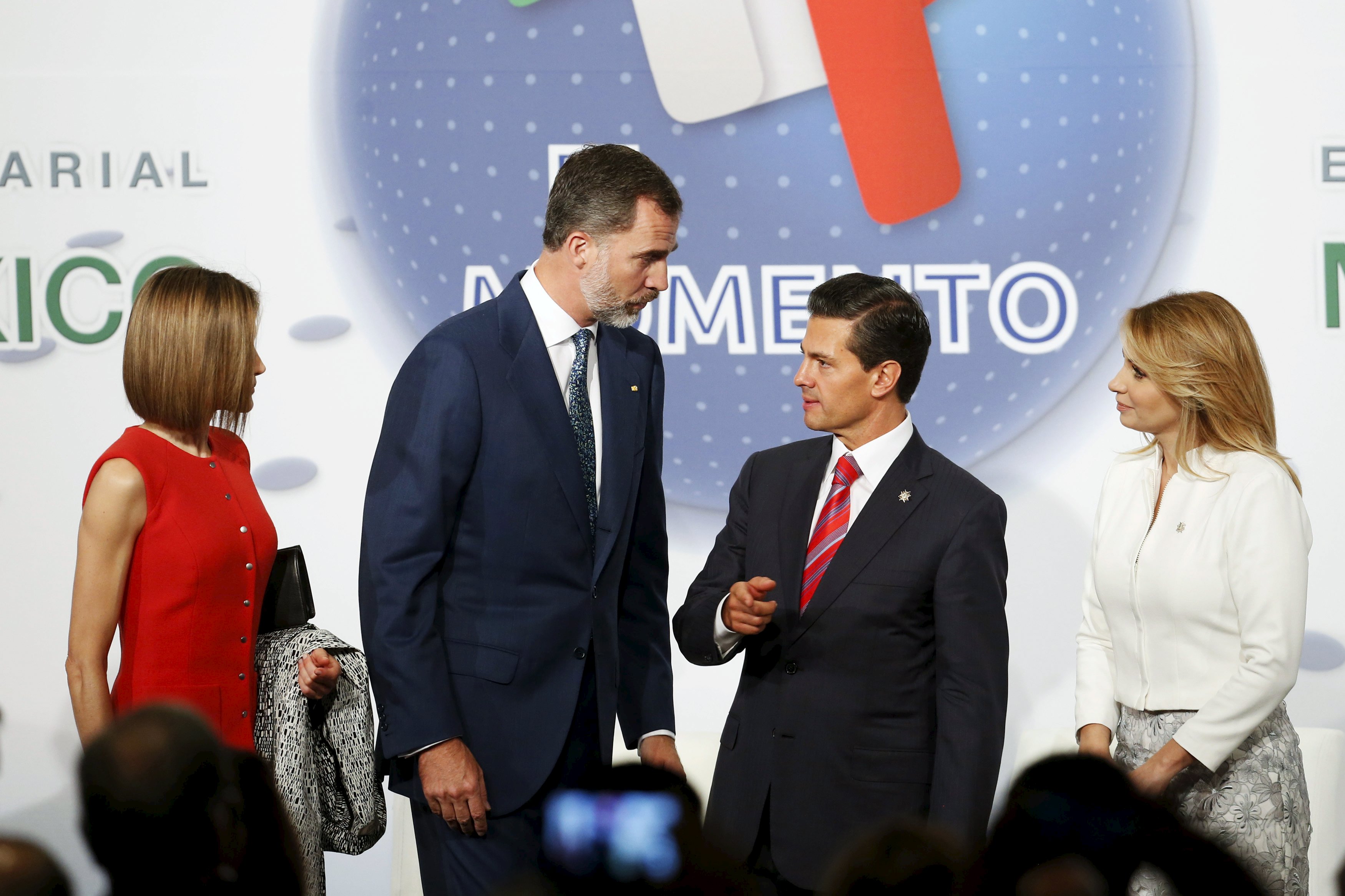 Spain's King Felipe (2nd L) speaks with Mexico's President Enrique Pena Nieto (2nd R) as Spain's Queen Letizia (L) and Mexico's First Lady Angelica Rivera (R) watch, during the "Business Meeting Espana-Mexico" in Mexico City, Mexico, June 30, 2015. REUTERS/Edgard Garrido