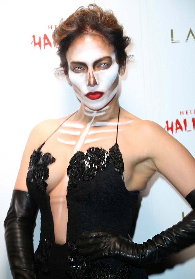 2E004A4700000578-3298747-Done_it_Jennifer_held_onto_a_black_clutch_purse_and_had_on_long_-a-9_1446370622630