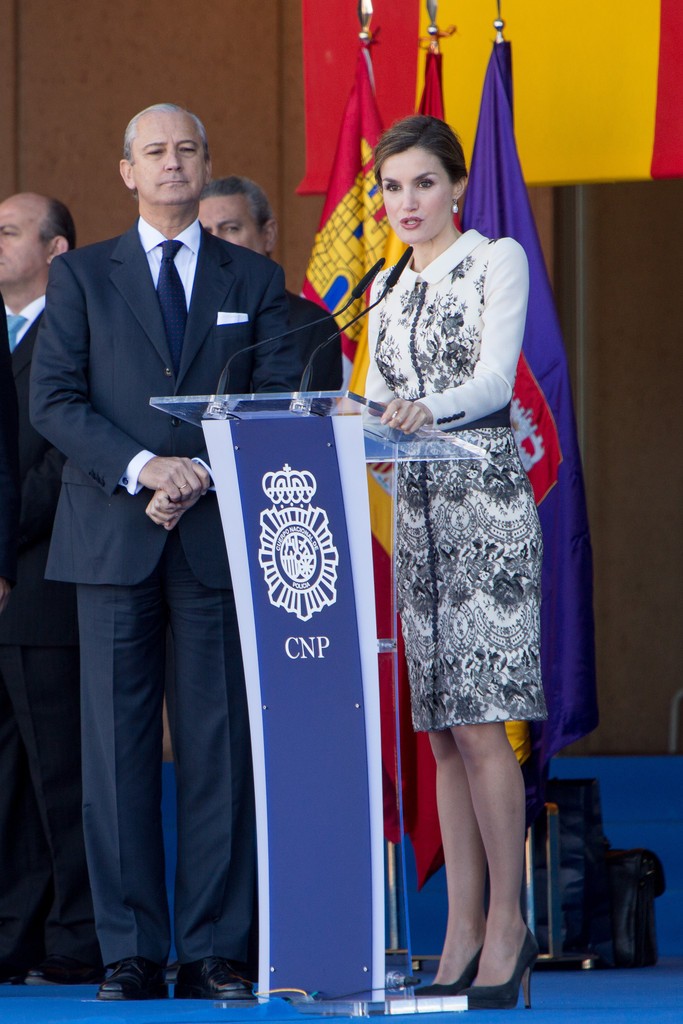 Queen+Letizia+Spain+Delivers+Spanish+Flag+le0CqfM-od1x