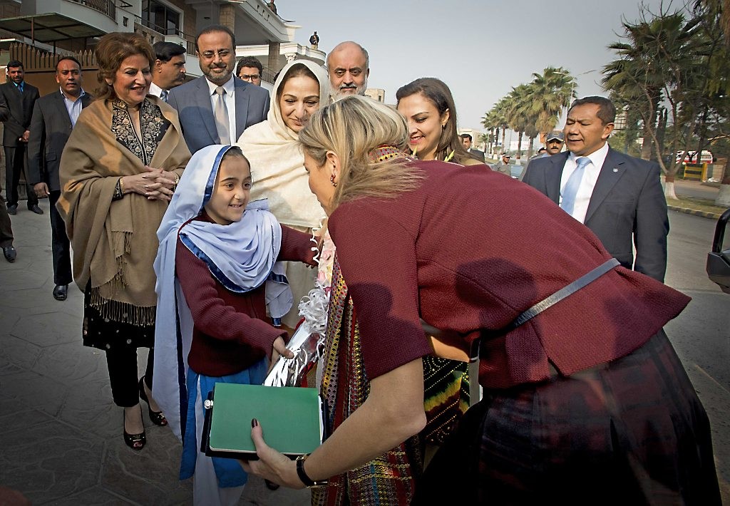 2016-02-10 06:08:24 RAWALPINDI - Koningin Maxima tijdens een bezoek aan het Benazir Income Support Program, het programma voor inkomenssteun van de Pakistaanse overheid aan getrouwde vrouwen. Maxima brengt een driedaags bezoek aan het Aziatische land als speciaal pleitbezorger van de VN op het gebied van inclusieve financiering voor ontwikkeling. ANP ROYAL IMAGES ROBIN UTRECHT