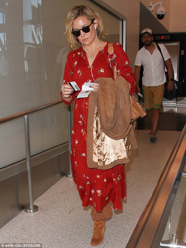 3187D4D300000578-3463287-Busy_lady_Kate_flew_into_San_Francisco_for_another_book_signing-m-221_1456381834859