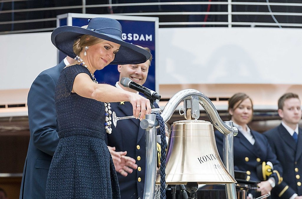 Koningin Maxima doopt cruiseschip ms Koningsdam