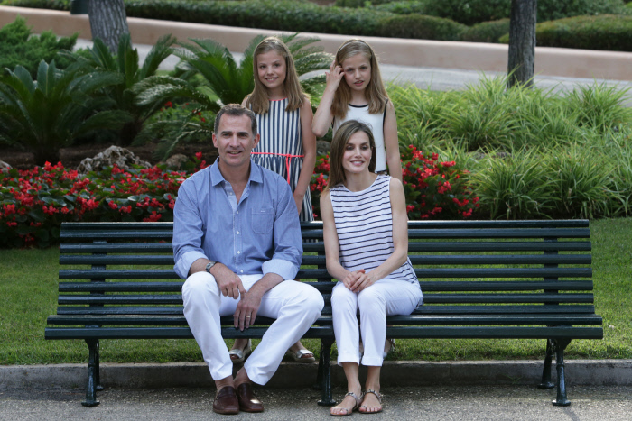 *LOS REYES POSAN JUNTO A SUS HIJAS EN MARIVENT