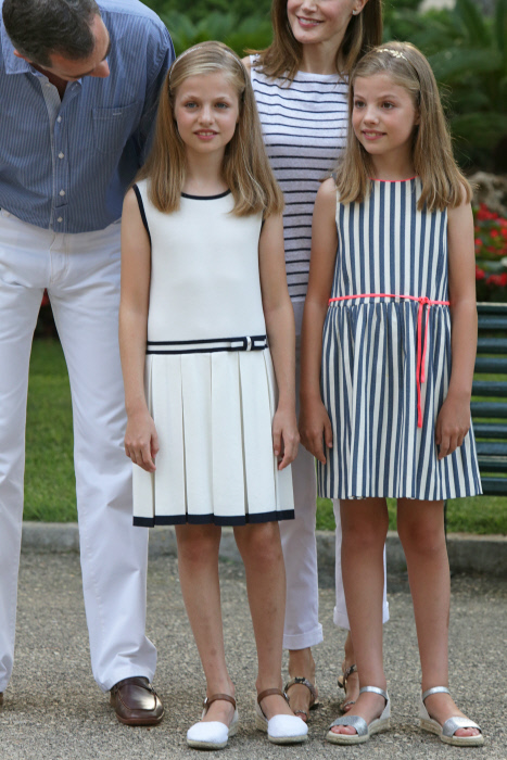 *LOS REYES POSAN JUNTO A SUS HIJAS EN MARIVENT