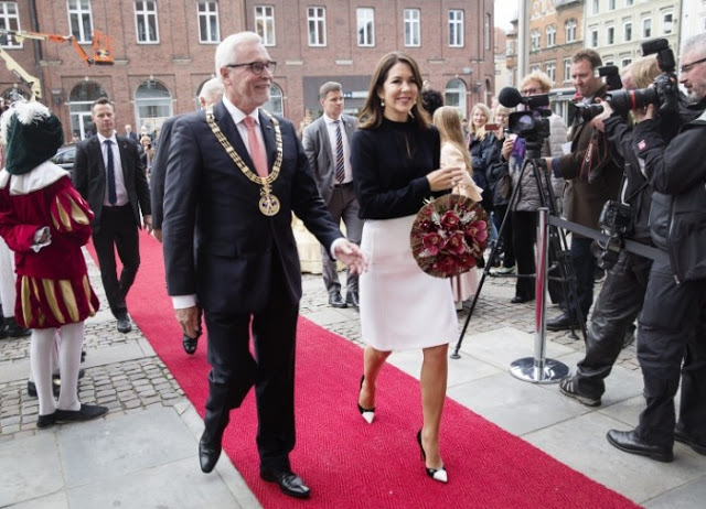 Crown Princess Mary arrives at Odense town hall.(c) Polfoto / IBL