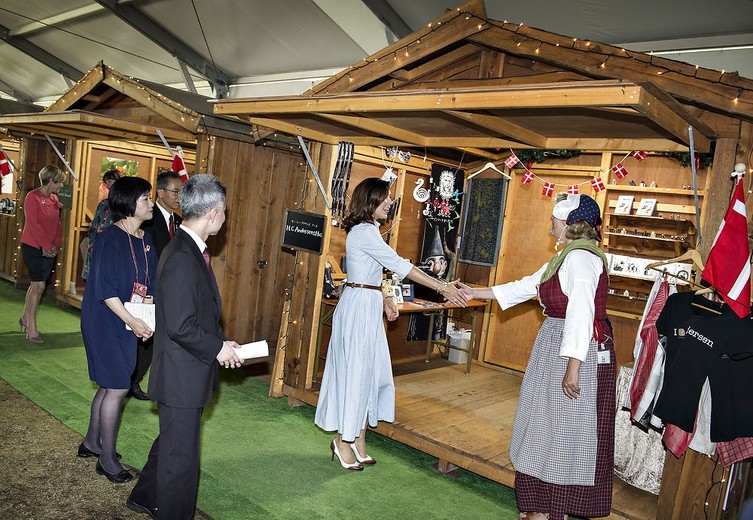 HKH Kronprinsesse Mary besøger H.C.Andersen Park under Kronprinsparrets besøg i Japan, Kronprinsesse Mary, Kronprinsessen, Kronprinsparret