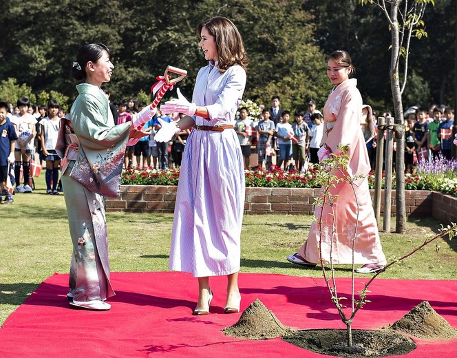HKH Kronprinsesse Mary besøger H.C.Andersen Park under Kronprinsparrets besøg i Japan, Kronprinsesse Mary, Kronprinsessen, Kronprinsparret