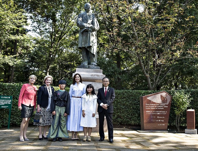 HKH Kronprinsesse Mary besøger H.C.Andersen Park under Kronprinsparrets besøg i Japan, Kronprinsesse Mary, Kronprinsessen, Kronprinsparret