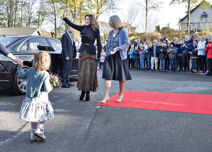 Kronprinsesse Mary indvier Nøvling Skole, Kronprinsesse Mary