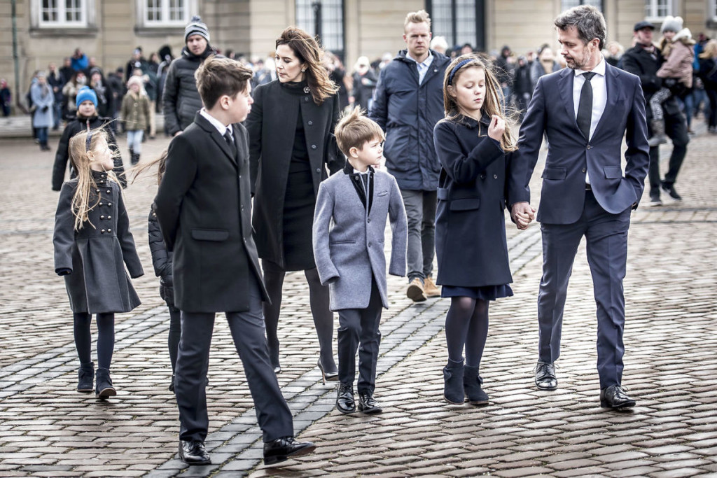 Prince Henrik's bier arrives at Amalienborg Castle.