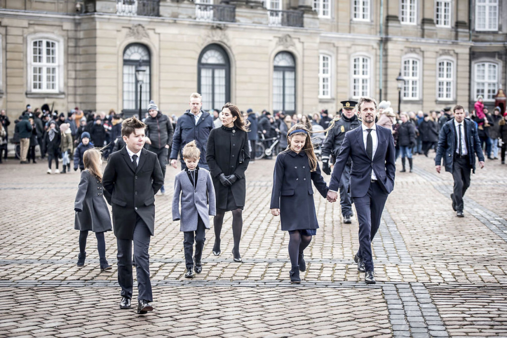 Prins Henriks båre ankommer til Amalienborg, Kronprins Frederik, Kronprinsesse Mary, Prins Christian, Prins Henrik, Prins Vincent, Prinsesse Isabella