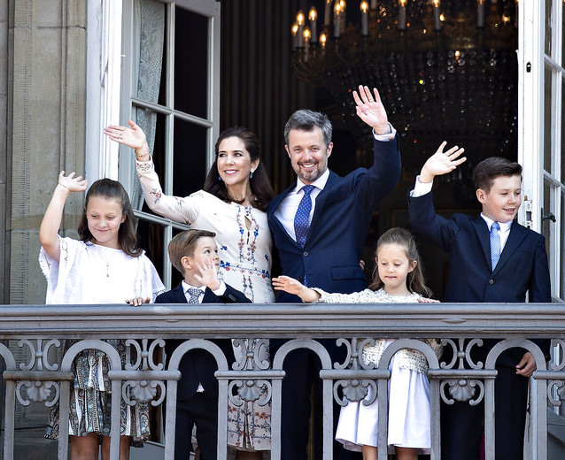 Kronprinsen 50 år: Den kongelige familie vinker fra balkonen på Amalienborg Slot, Kronprins Frederik, Kronprinsen