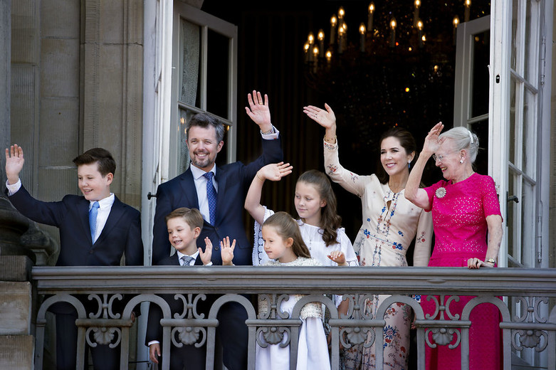 Kronprinsen 50 år. Den kongelige familie vinker fra Amalienborg, Kronprins Frederik, Kronprinsen