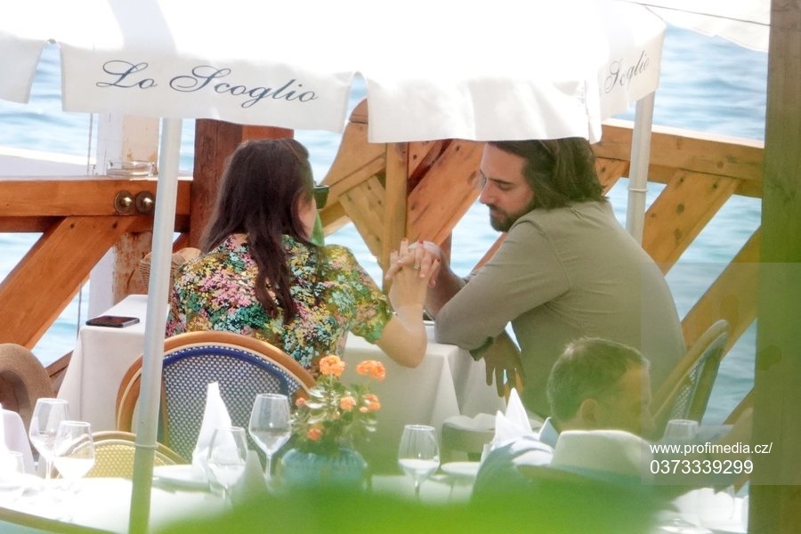 *PREMIUM-EXCLUSIVE* MUST CALL FOR PRICING BEFORE USAGE - Pregnant Charlotte Casiraghi and partner Dimitri Rassam have a romantic weekend in Positano