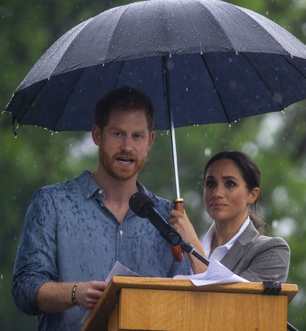 DUBBO, AUSTRALIA - OCTOBER 17: Prince Harry, Duke of Sussex and Meghan, Duchess of Sussex address the public during a Community Event at Victoria Park on October 17, 2018 in Dubbo, Australia. The Duke and Duchess of Sussex are on their official 16-day Autumn tour visiting cities in Australia, Fiji, Tonga and New Zealand. (Photo by Ian Vogler - Pool/Getty Images)