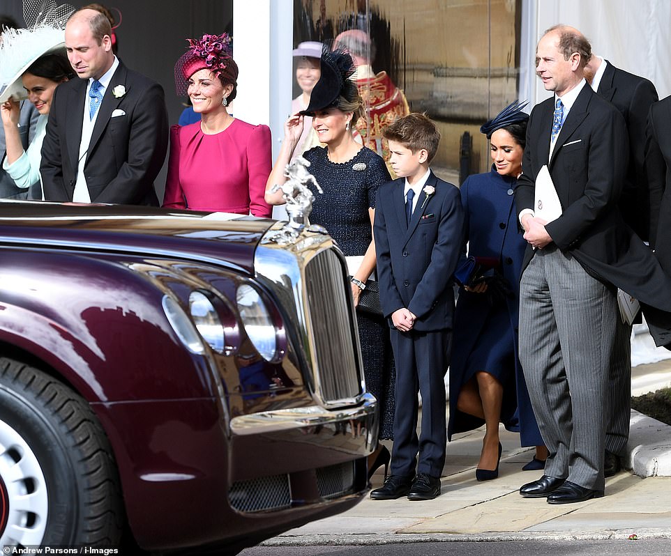 4991130-6268487-Members_of_the_royal_family_wait_patiently_for_Eugenie_and_Jack_-a-57_1539349016714