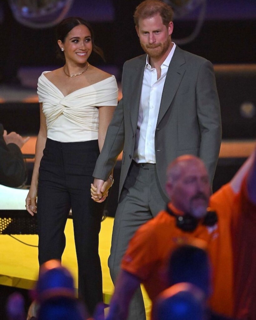 D2C1D6F0-509D-4493-B5A4-9AC9A4C04E36