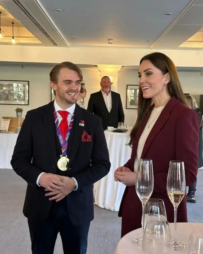 27811807-BFE8-493F-B1A7-936792E78F02