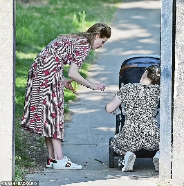 Princess Beatrice was photographed in London with her daughter Sienna ...